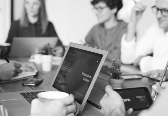Mitarbeiterzufriedenheit: Hotelmitarbeiter nutzen übersichtliche digitale Tools am Arbeitsplatz